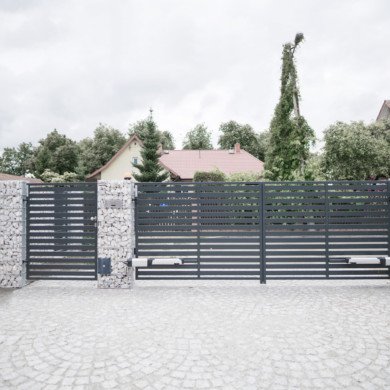Jasny kamień na ogrodzeniu posesyjnym w Białymstoku