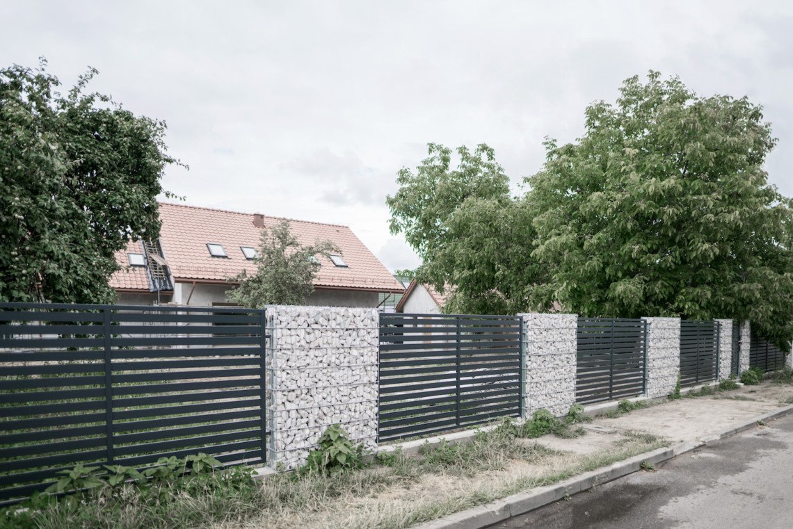 Ogrodzenie posesyjne z jasnym gabionem
