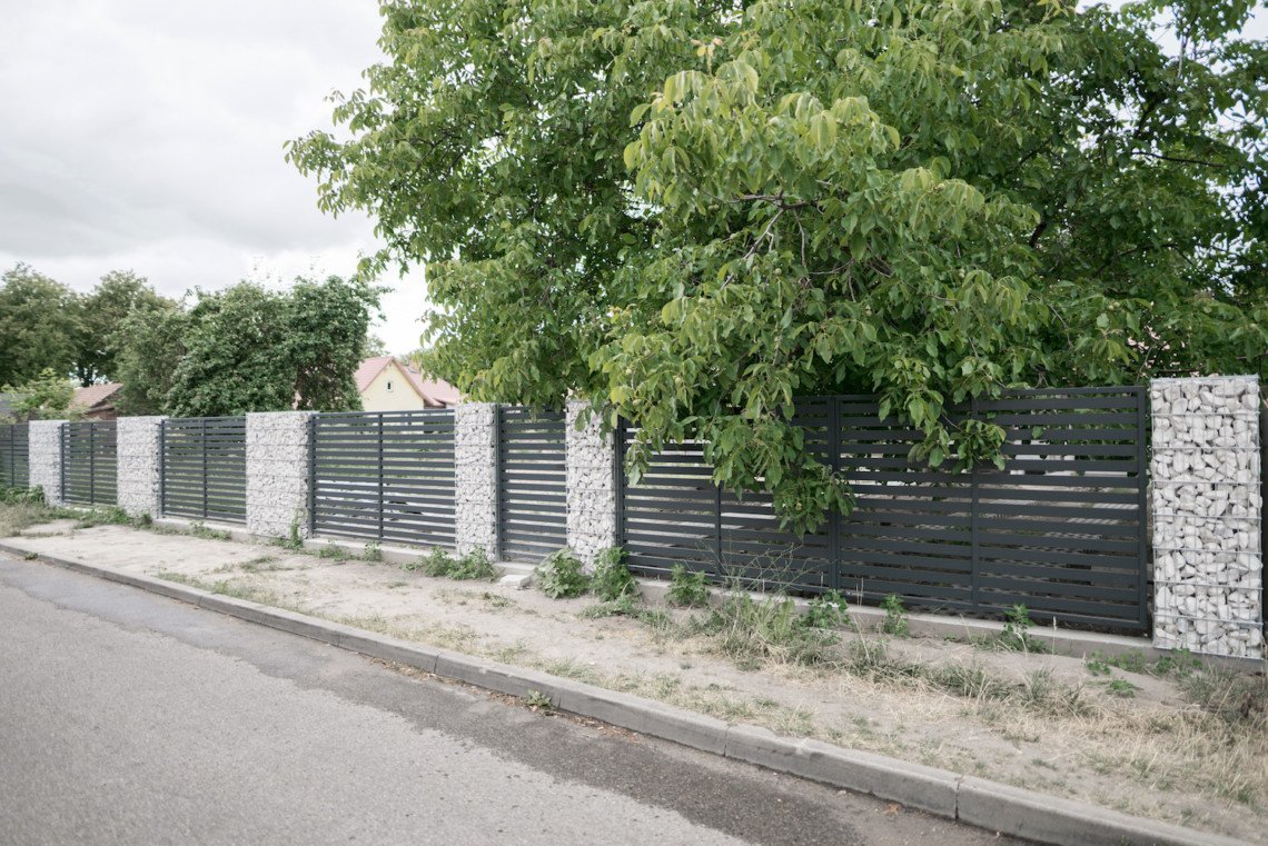Plac a ogrodzenie z gabionem Białystok