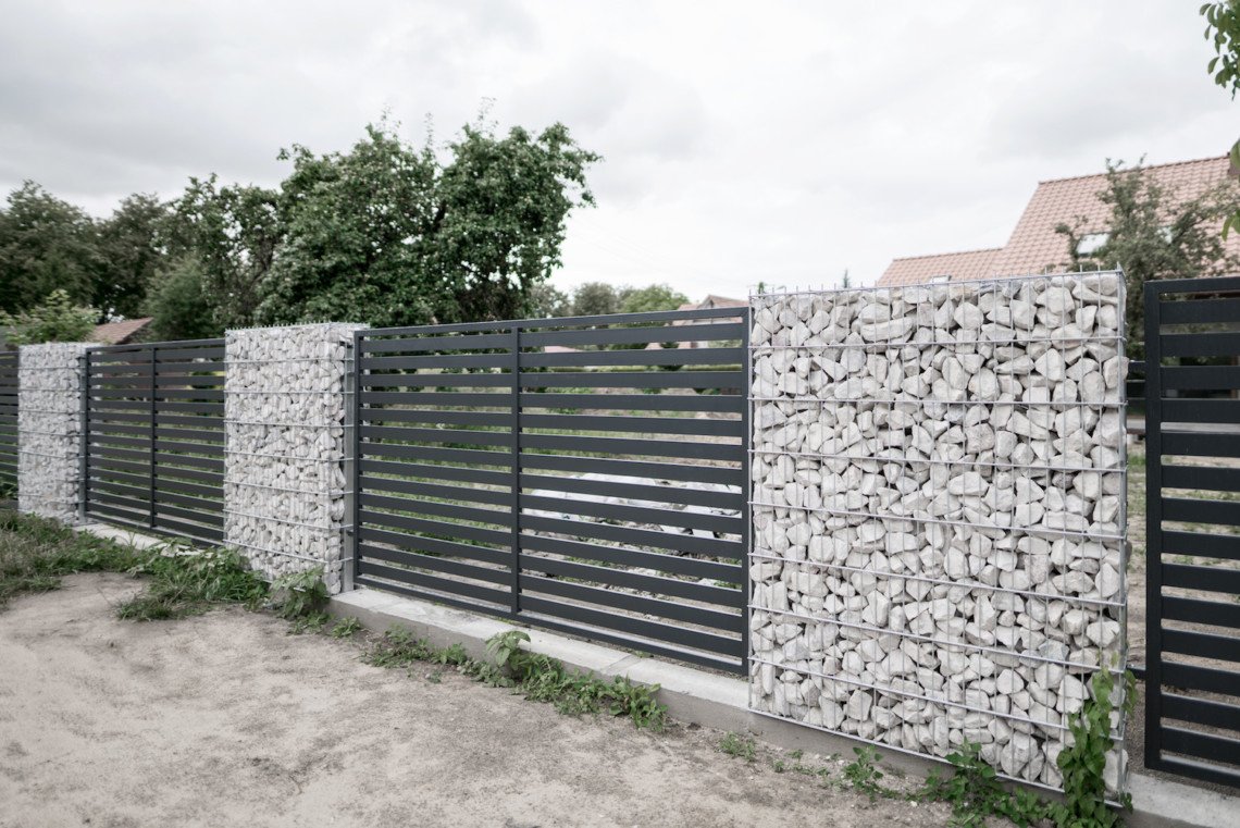 Wysokie ogrodzenie z gabionem Białystok
