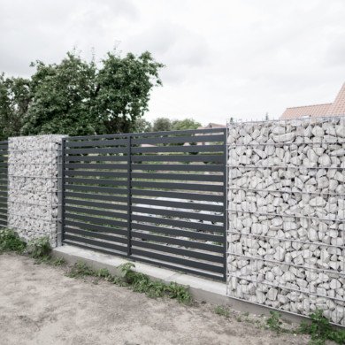 Wysokie ogrodzenie z gabionem Białystok