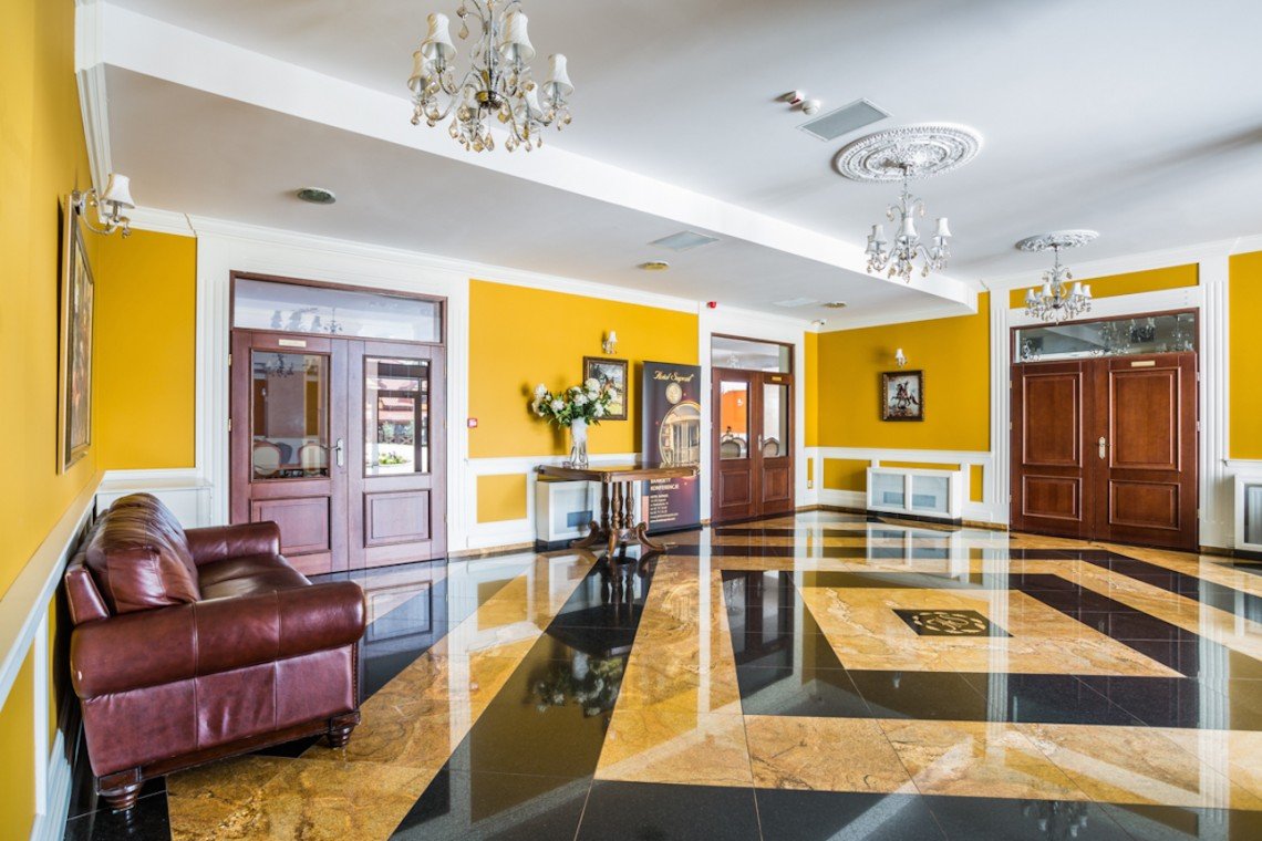 Drzwi zabytkowe hotelu pod Białymstokiem