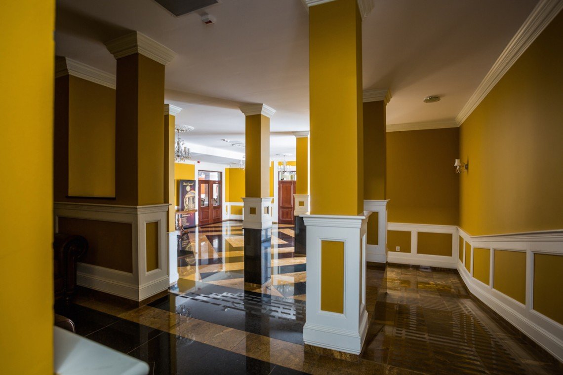 Drzwi dwuskrzydłowe w hotelu w Białymstoku