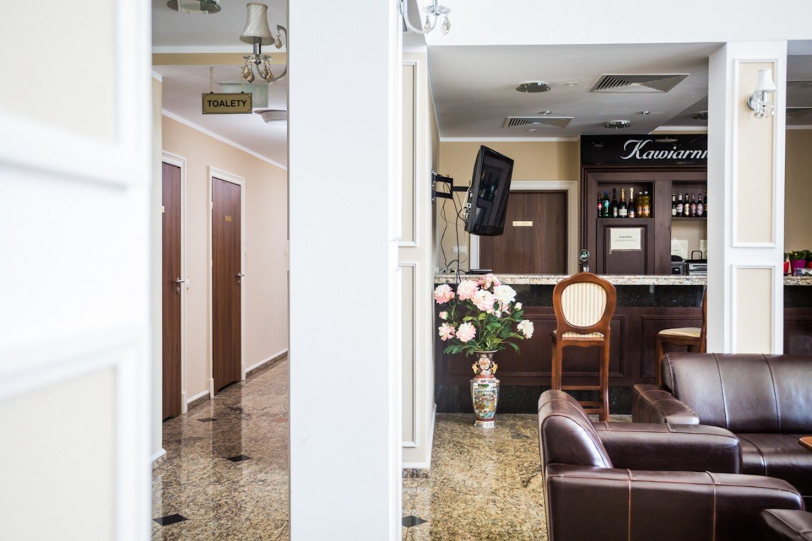 Pojedyńcze drzwi wejściowe w hotelu w Białymstoku