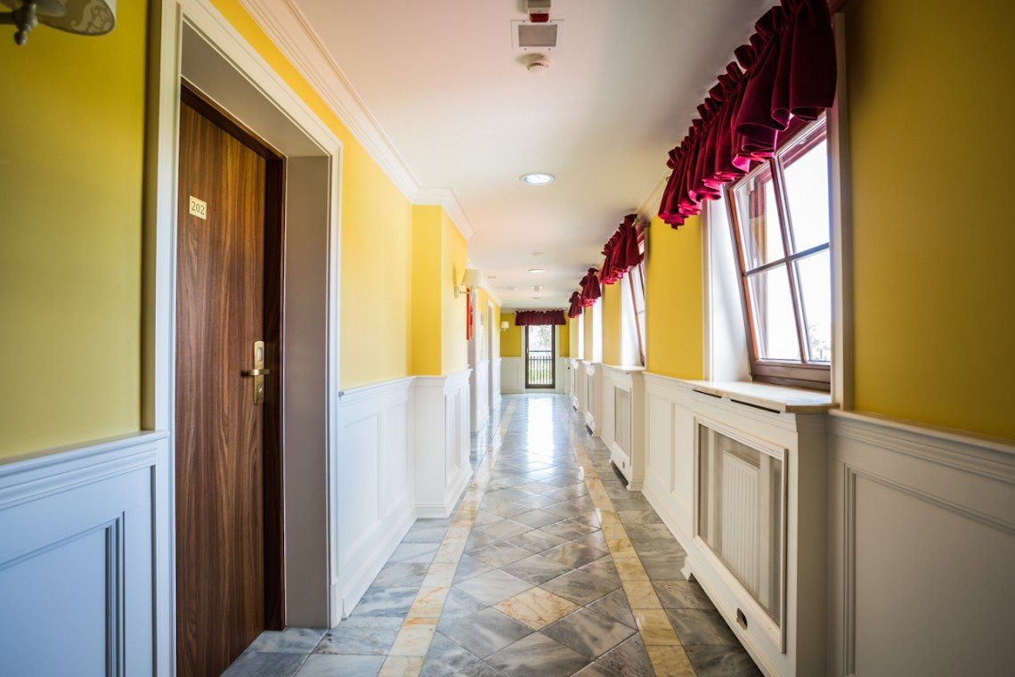 Podłoga naturalna w hotelu w Białymstoku