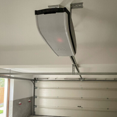 Brama segmentowa Wiśniowski UniTherm z napędem – widok od strony garażu