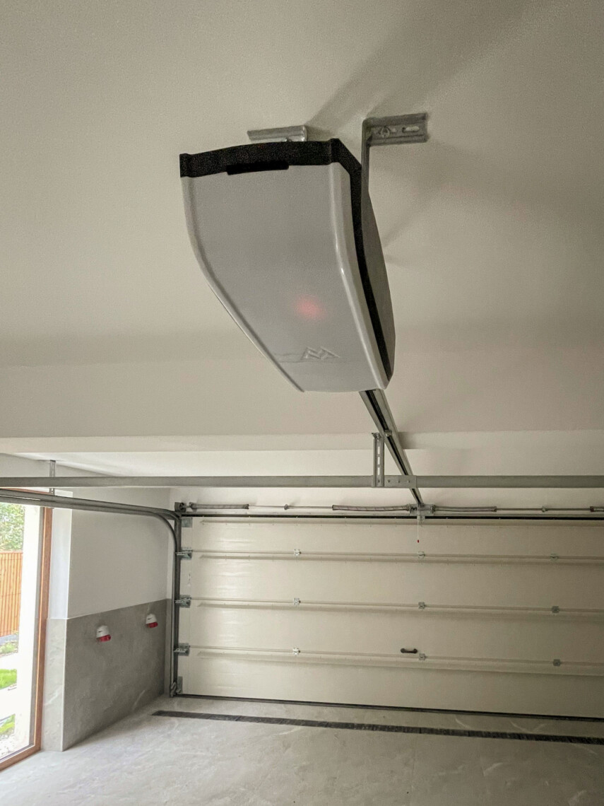 Brama segmentowa Wiśniowski UniTherm z napędem – widok od strony garażu