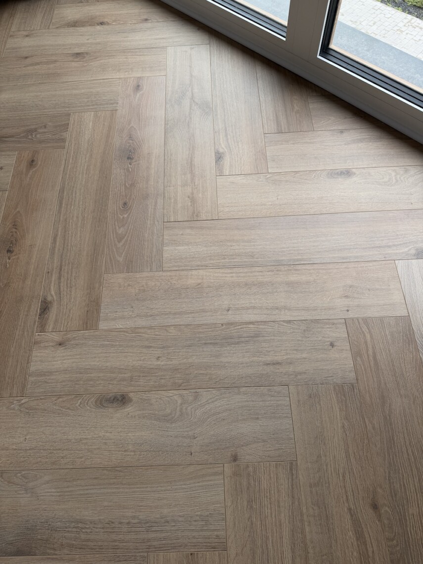 Panele laminowane Classen Amboise Manor ułożone w jodełkę – realizacja Białystok