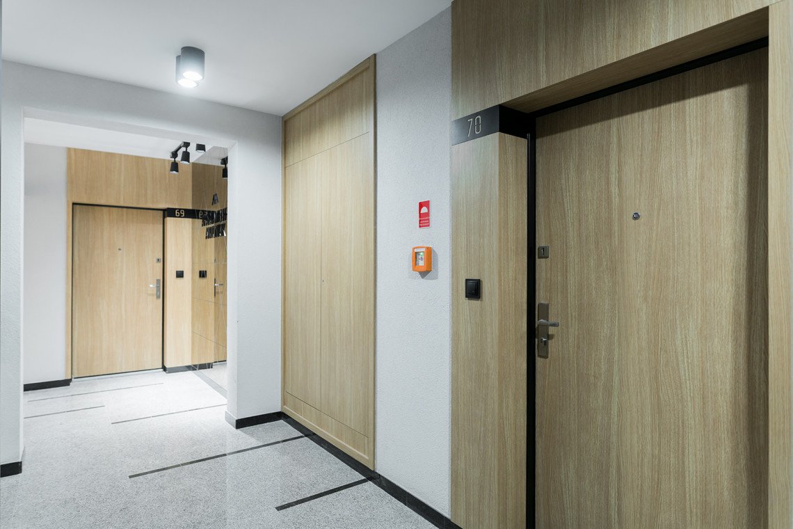 drzwi wejściowe do mieszkań w apartamentach antoniuk w Białymstoku, szachty drewniane Wawruk Nowoczesna Stolarka