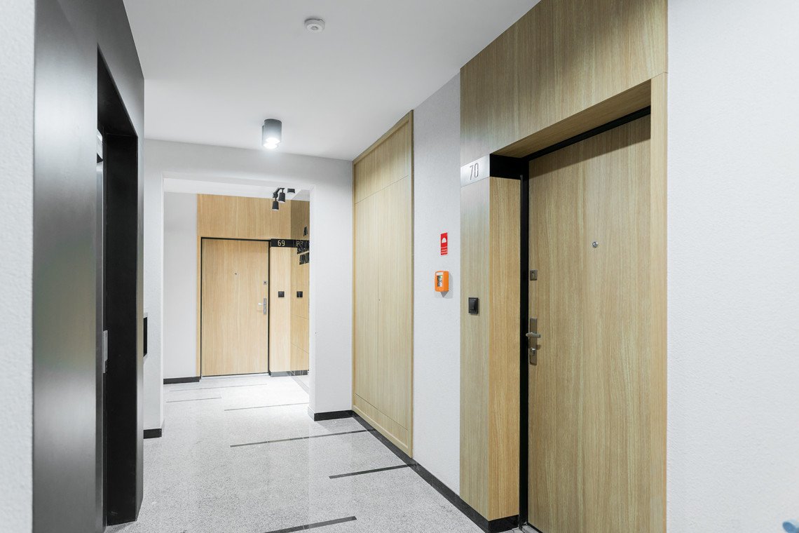drzwi wejściowe do mieszkań w apartamentach antoniuk w Białymstoku, szachty drewniane Wawruk Nowoczesna Stolarka