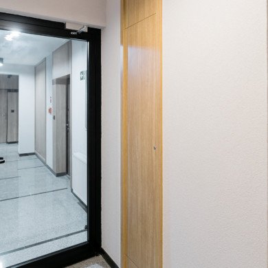 drzwi wejściowe do mieszkań w apartamentach antoniuk w Białymstoku, szachty drewniane Wawruk Nowoczesna Stolarka
