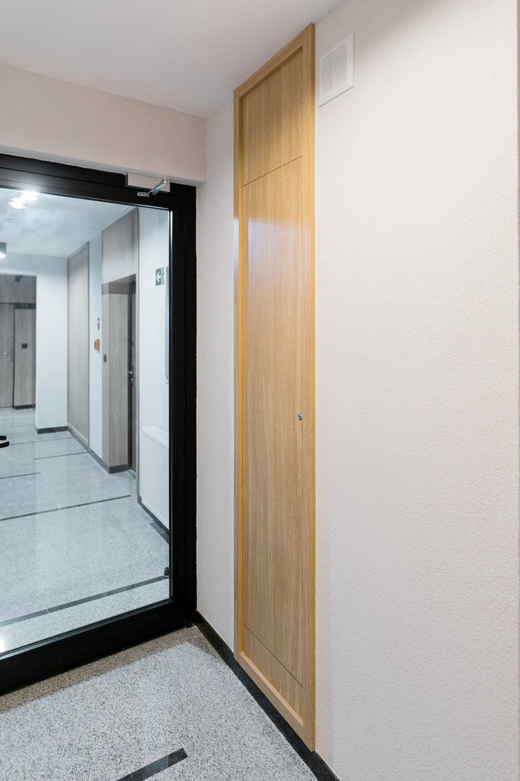 drzwi wejściowe do mieszkań w apartamentach antoniuk w Białymstoku, szachty drewniane Wawruk Nowoczesna Stolarka