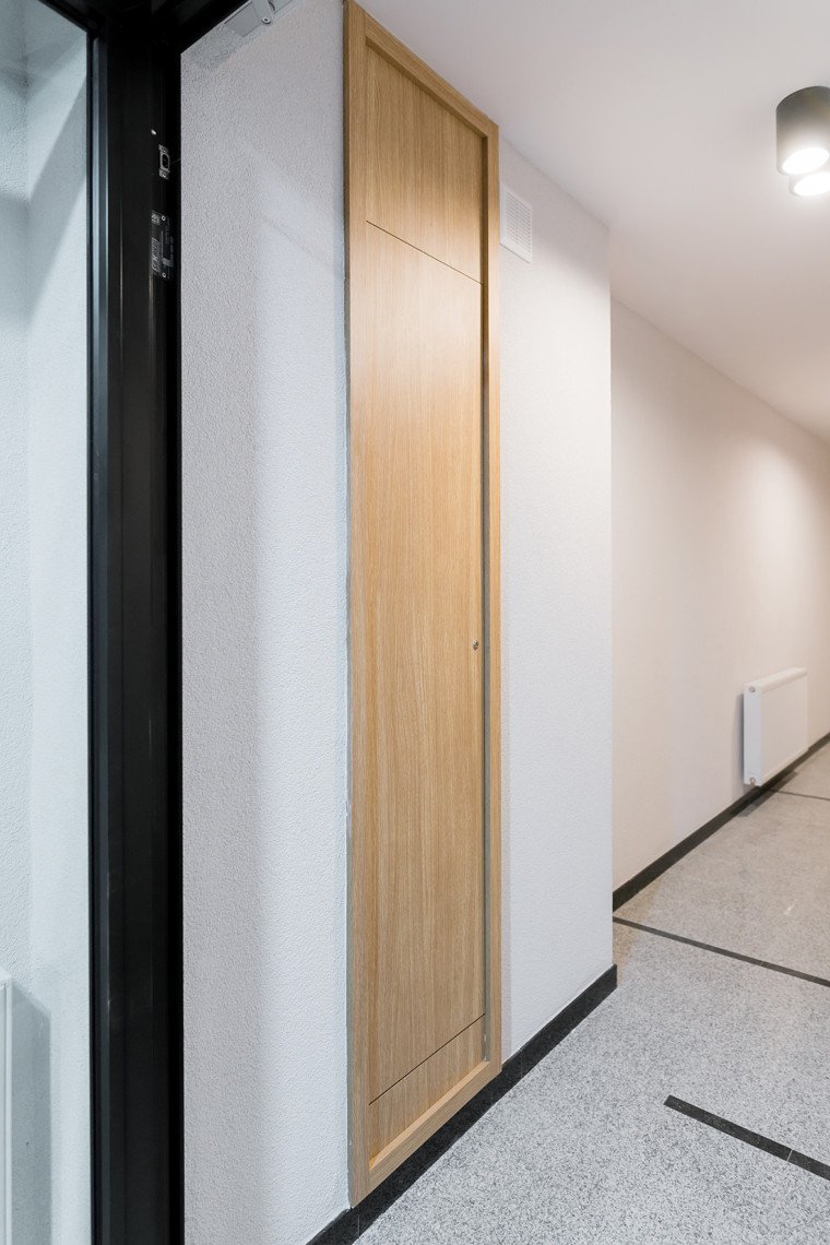 drzwi wejściowe do mieszkań w apartamentach antoniuk w Białymstoku, szachty drewniane Wawruk Nowoczesna Stolarka
