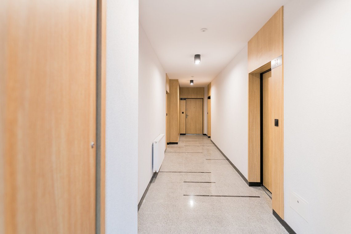 drzwi wejściowe do mieszkań w apartamentach antoniuk w Białymstoku, szachty drewniane Wawruk Nowoczesna Stolarka