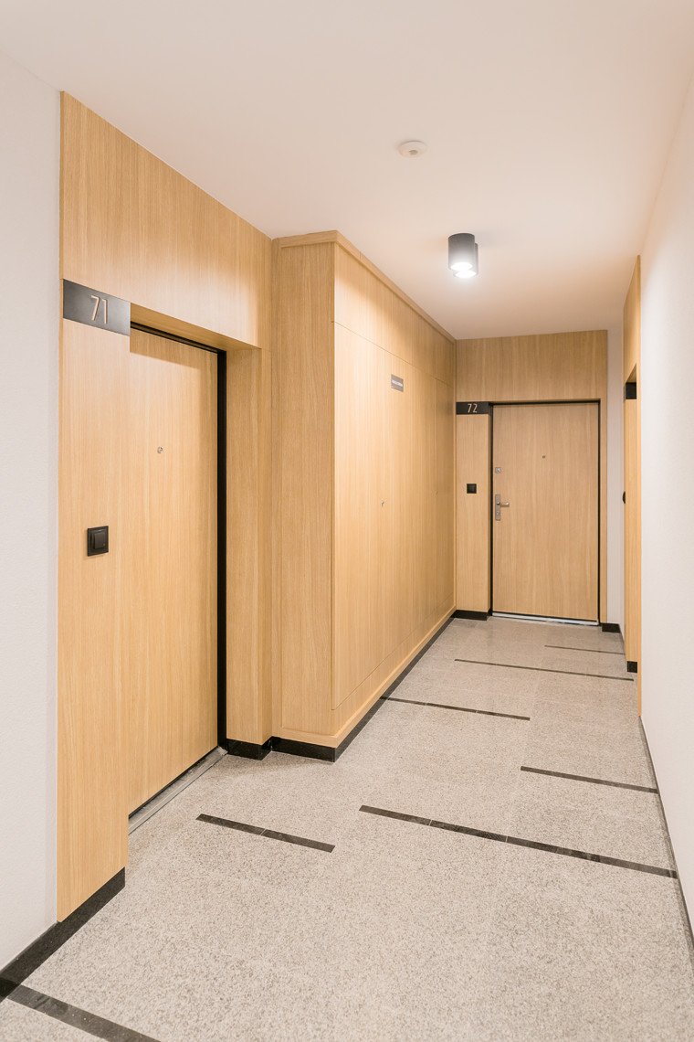 drzwi wejściowe do mieszkań w apartamentach antoniuk w Białymstoku, szachty drewniane Wawruk Nowoczesna Stolarka