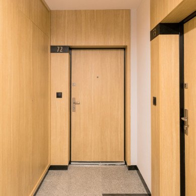 drzwi wejściowe do mieszkań w apartamentach antoniuk w Białymstoku, szachty drewniane Wawruk Nowoczesna Stolarka