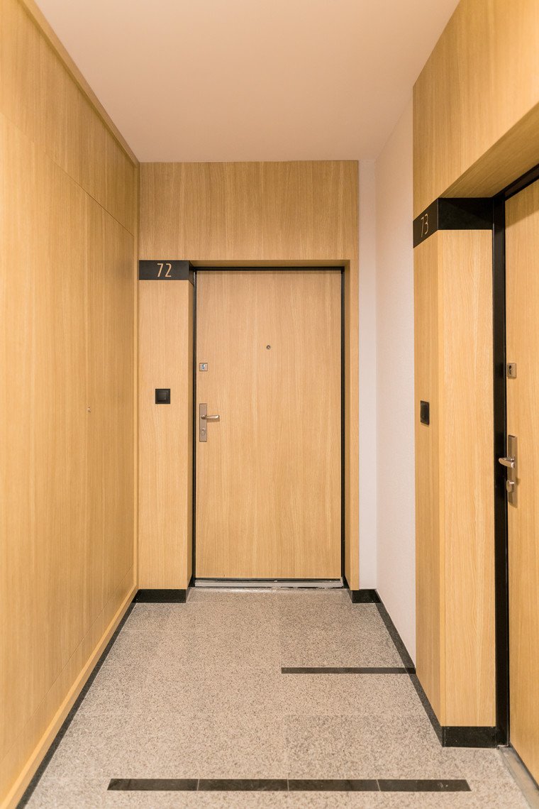 drzwi wejściowe do mieszkań w apartamentach antoniuk w Białymstoku, szachty drewniane Wawruk Nowoczesna Stolarka