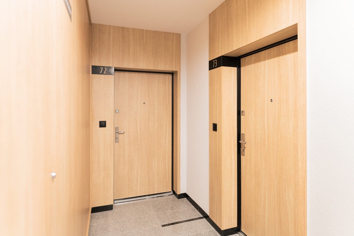 drzwi wejściowe do mieszkań w apartamentach antoniuk w Białymstoku, szachty drewniane Wawruk Nowoczesna Stolarka