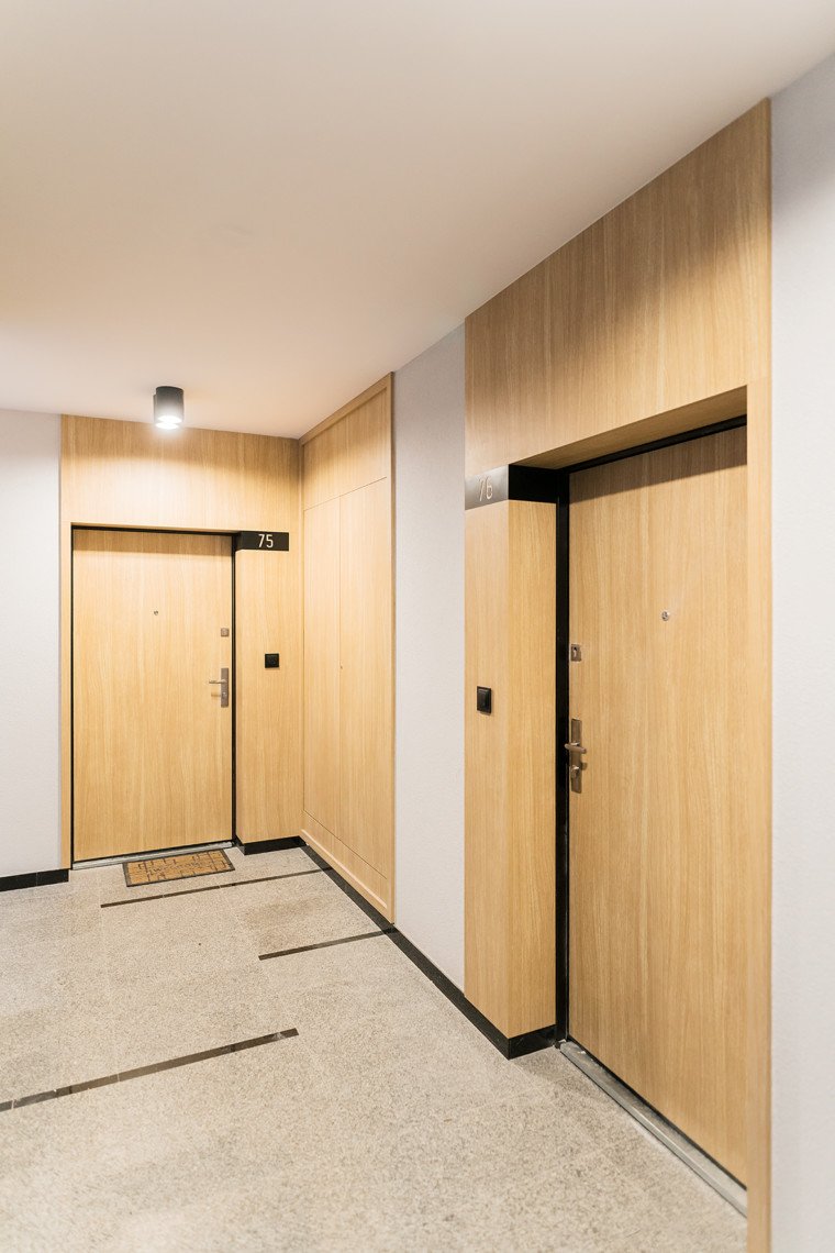 drzwi wejściowe do mieszkań w apartamentach antoniuk w Białymstoku, szachty drewniane Wawruk Nowoczesna Stolarka