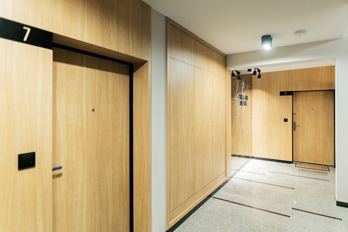 drzwi wejściowe do mieszkań w apartamentach antoniuk w Białymstoku, szachty drewniane Wawruk Nowoczesna Stolarka