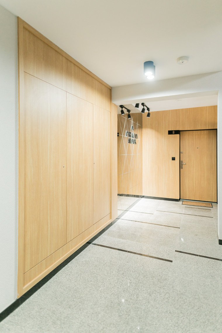 drzwi wejściowe do mieszkań w apartamentach antoniuk w Białymstoku, szachty drewniane Wawruk Nowoczesna Stolarka