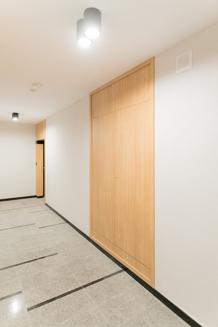 drzwi wejściowe do mieszkań w apartamentach antoniuk w Białymstoku, szachty drewniane Wawruk Nowoczesna Stolarka