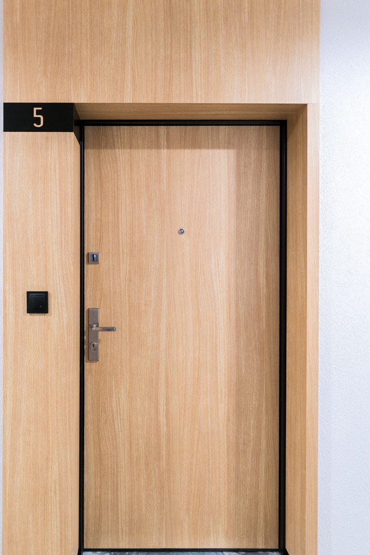 drzwi wejściowe do mieszkań w apartamentach antoniuk w Białymstoku, szachty drewniane Wawruk Nowoczesna Stolarka