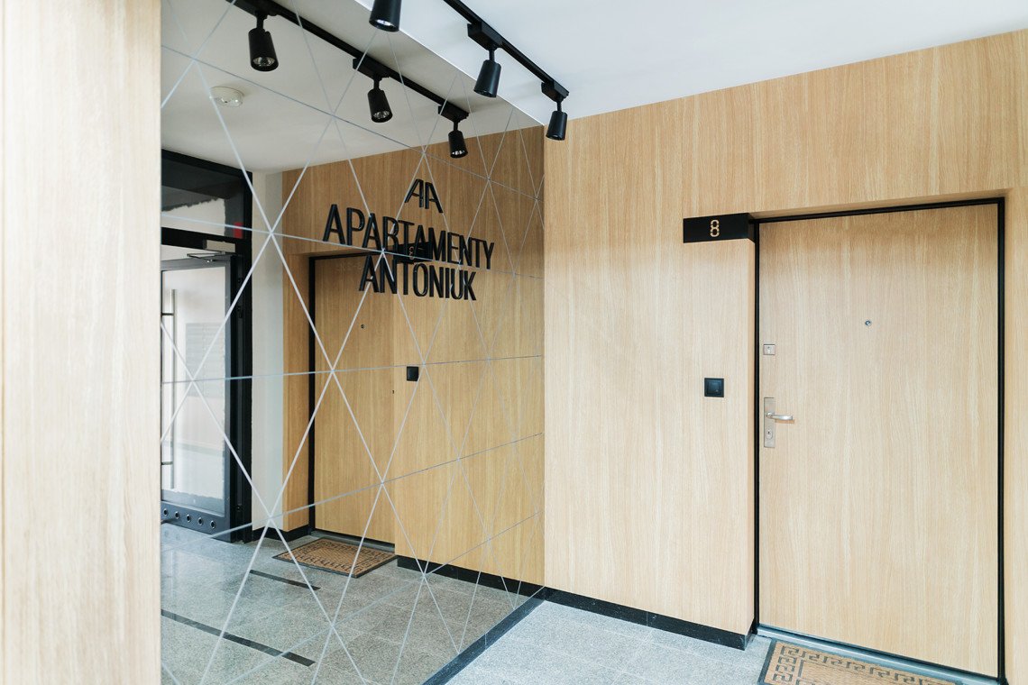 drzwi wejściowe do mieszkań w apartamentach antoniuk w Białymstoku, szachty drewniane Wawruk Nowoczesna Stolarka