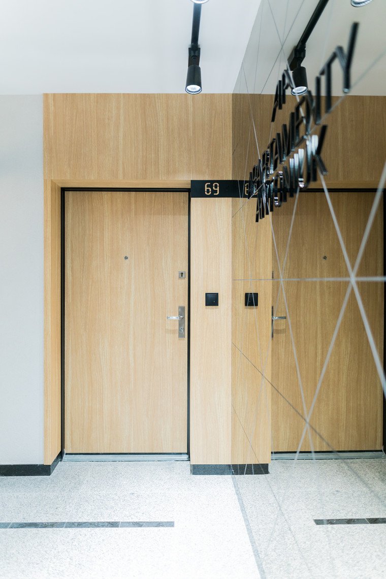 drzwi wejściowe do mieszkań w apartamentach antoniuk w Białymstoku, szachty drewniane Wawruk Nowoczesna Stolarka
