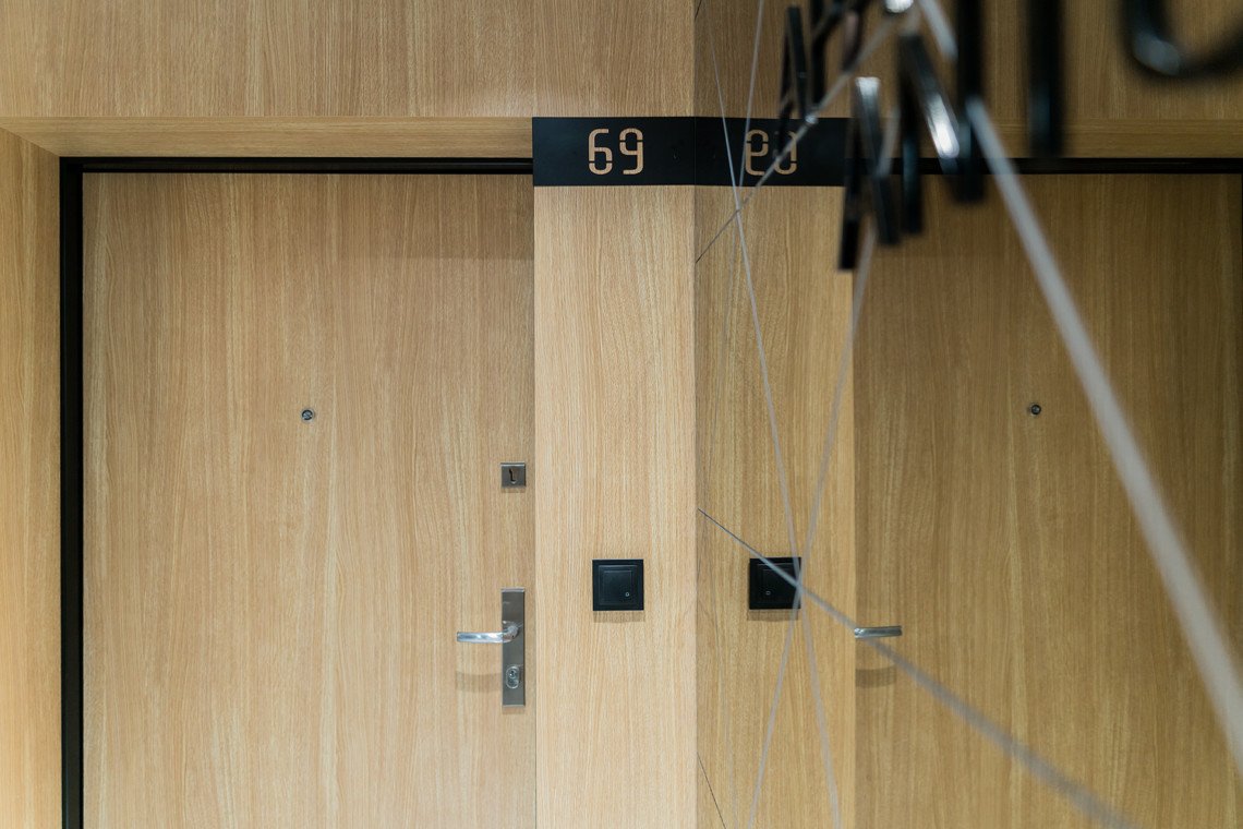 drzwi wejściowe do mieszkań w apartamentach antoniuk w Białymstoku, szachty drewniane Wawruk Nowoczesna Stolarka