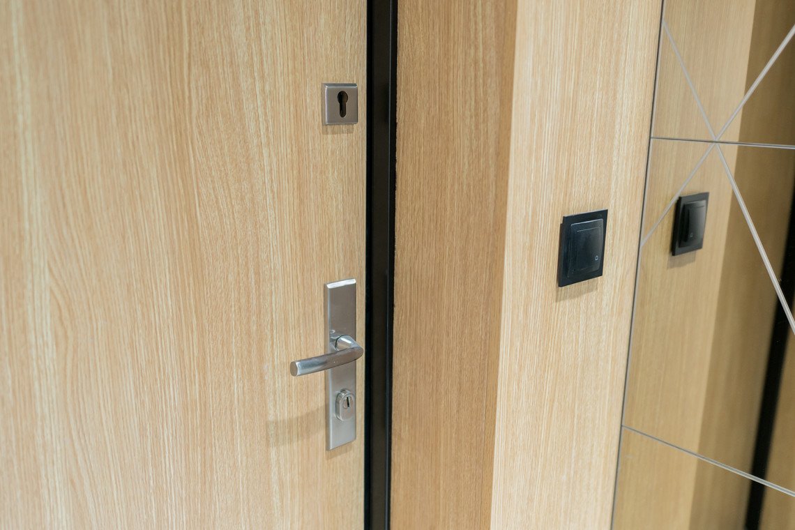 drzwi wejściowe do mieszkań w apartamentach antoniuk w Białymstoku, szachty drewniane Wawruk Nowoczesna Stolarka