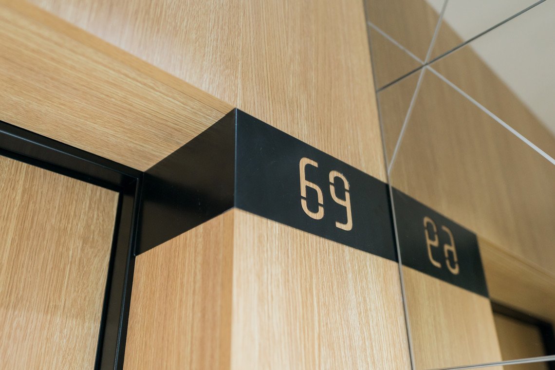 drzwi wejściowe do mieszkań w apartamentach antoniuk w Białymstoku, szachty drewniane Wawruk Nowoczesna Stolarka