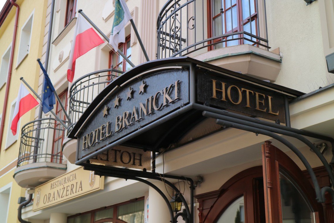 Hotel Branicki i drzwi wejściowe zewnętrzne Białystok