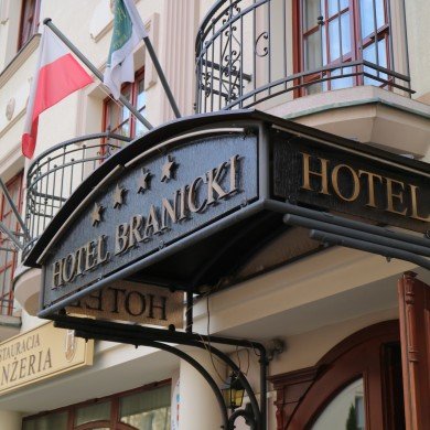 Hotel Branicki i drzwi wejściowe zewnętrzne Białystok