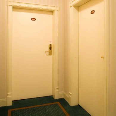 Drzwi zewnętrzne w pokojach hotelowych w Białymstoku