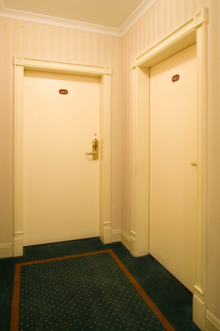 Drzwi zewnętrzne w pokojach hotelowych w Białymstoku