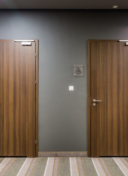 Para drzwi wejściowych sali w Białymstoku