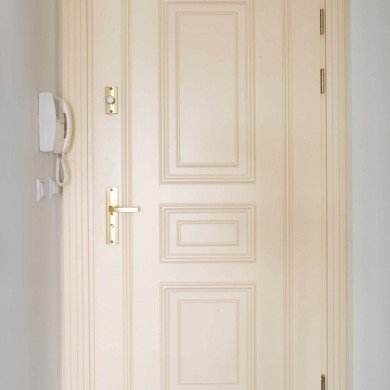 Drzwi zabytkowe jasne w pokoju w Białymstoku