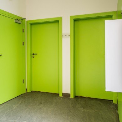 Zielone drzwi wewnętrzne do męskich łazienek Białystok