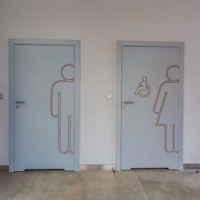 Drzwi wejściowe do łazienek w centrum Białystok